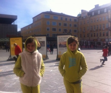 عکس سارا و نیکا در سوئد